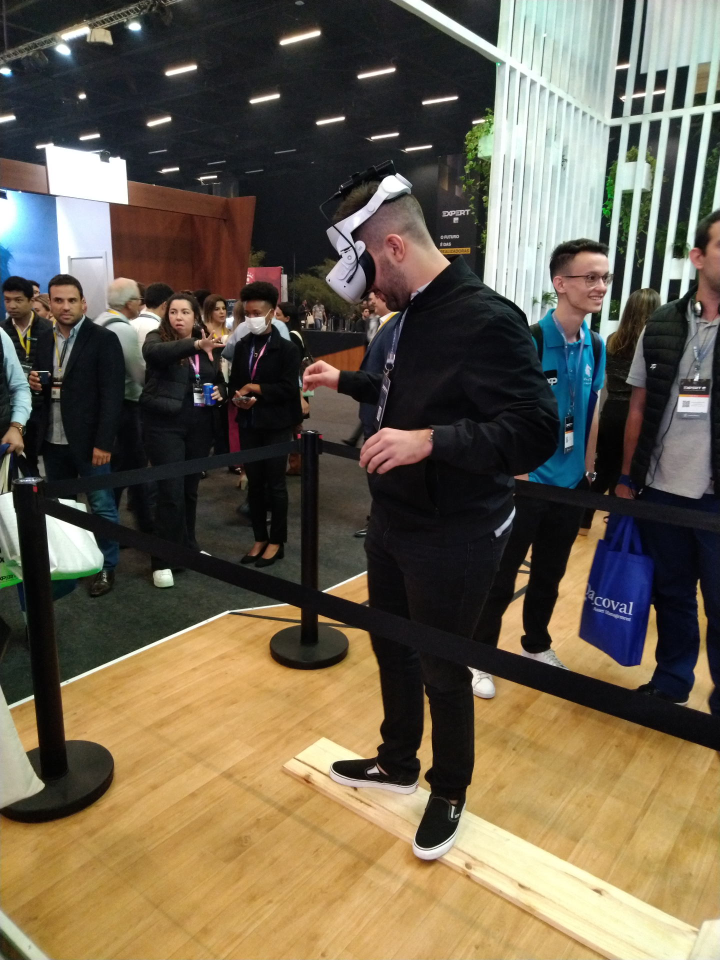 Ativação VR em feira corporativa — experiência de equilíbrio