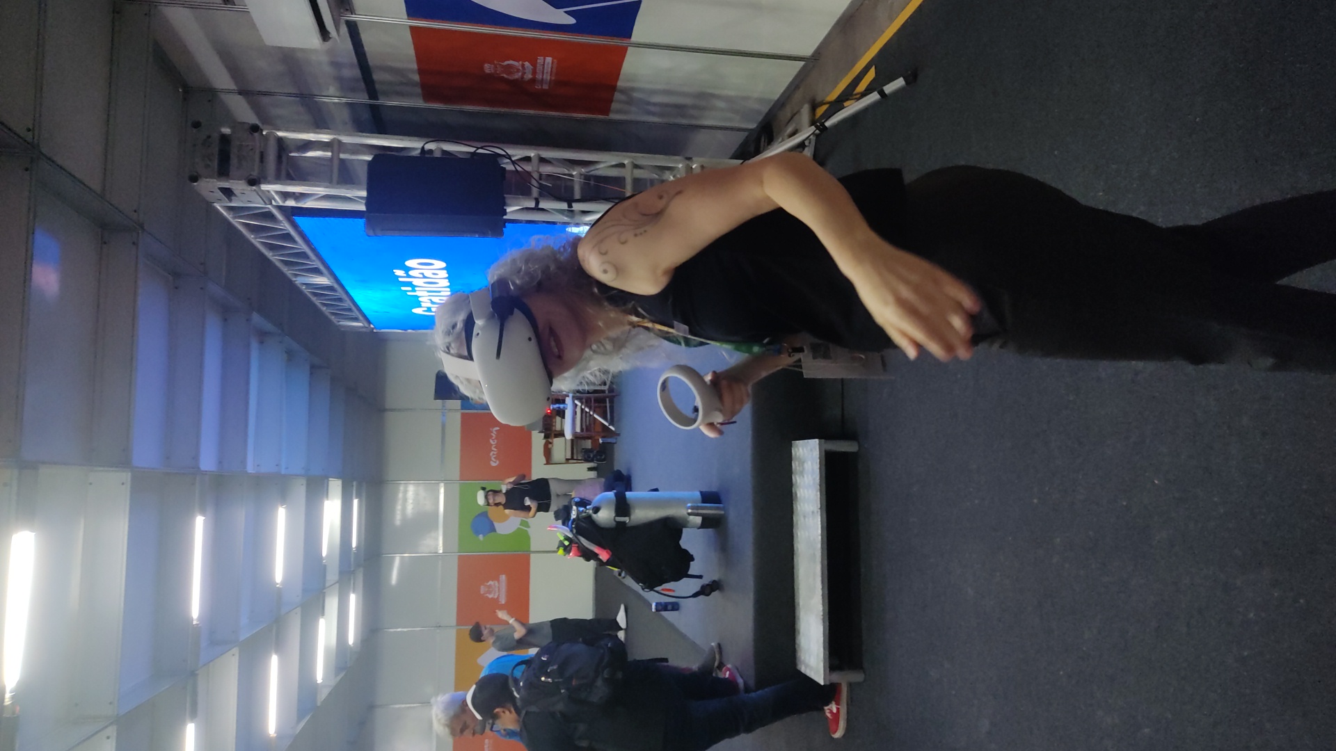 Visitante em experiência VR de mergulho em evento público